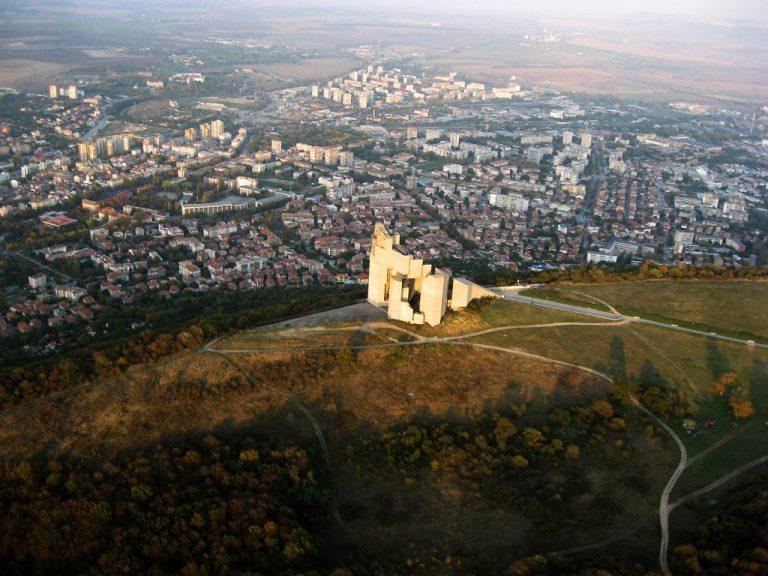 izgled kym pametnika i grad Shumen