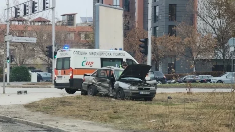 Брутална катастрофа в Пловдив, режат ламарини и вадят хора