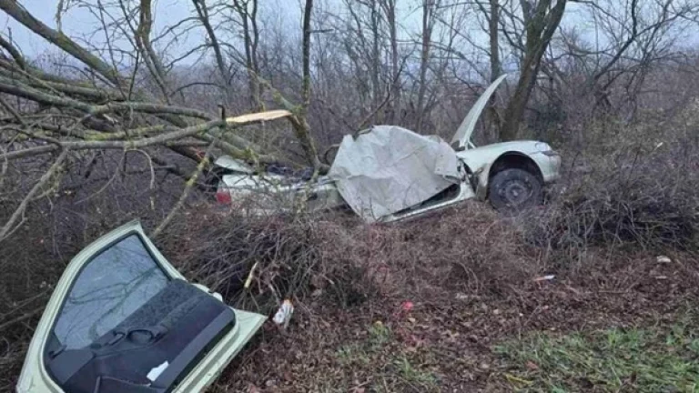 „Опел“ се превърна в ковчег на пътя край Плевен